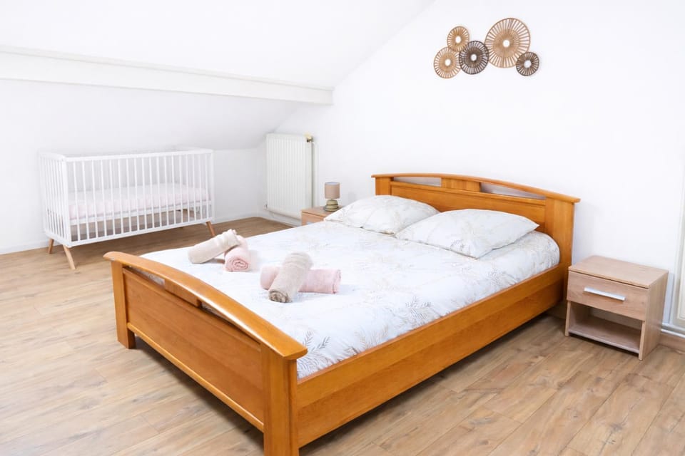 Bed, Photo of the whole room, Bedroom, cot