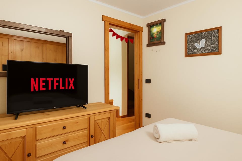 Bed, TV and multimedia, Photo of the whole room, Bedroom, towels
