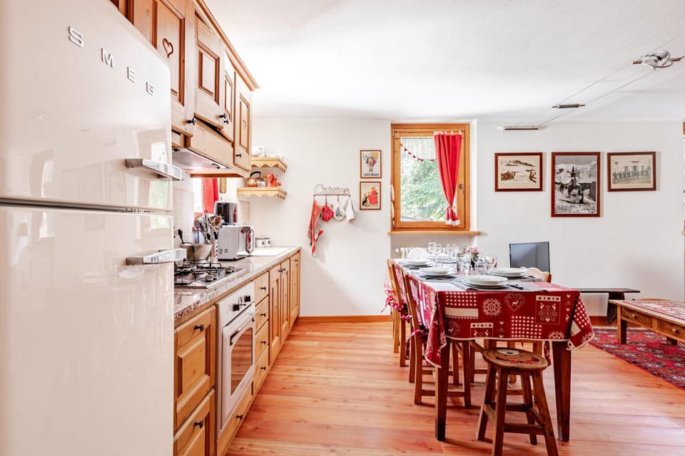 Kitchen or kitchenette, Dining area, dishwasher, oven, pet friendly, stove, toaster