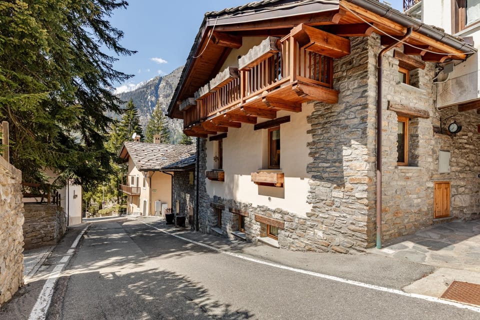 Property building, Day, Neighbourhood, Street view