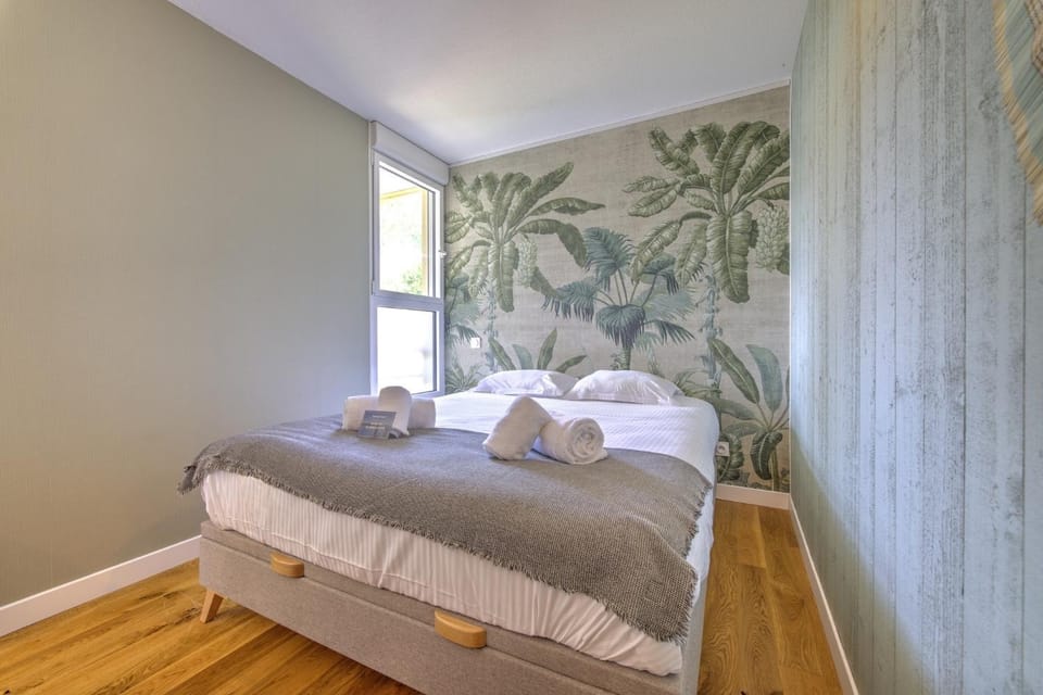Bed, Living room