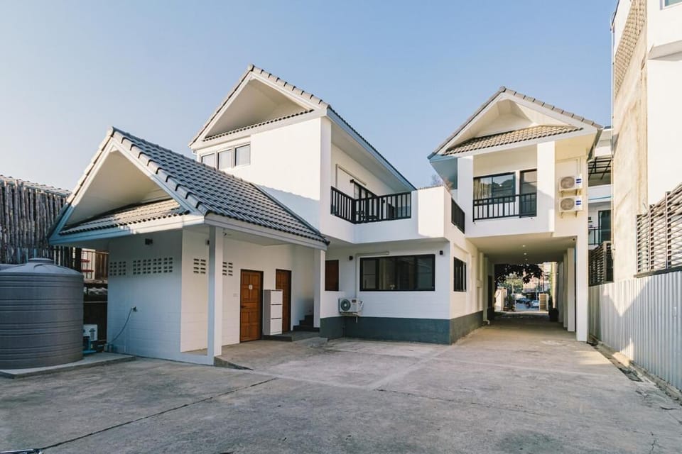 Modern Family House - 4 Bedrooms and 2 living rooms - fully furnished - 5 mins from Old Town with Art Gallery - Coffee Shop - and Creative Workshop - DEJA Home Villa in Chiang Mai