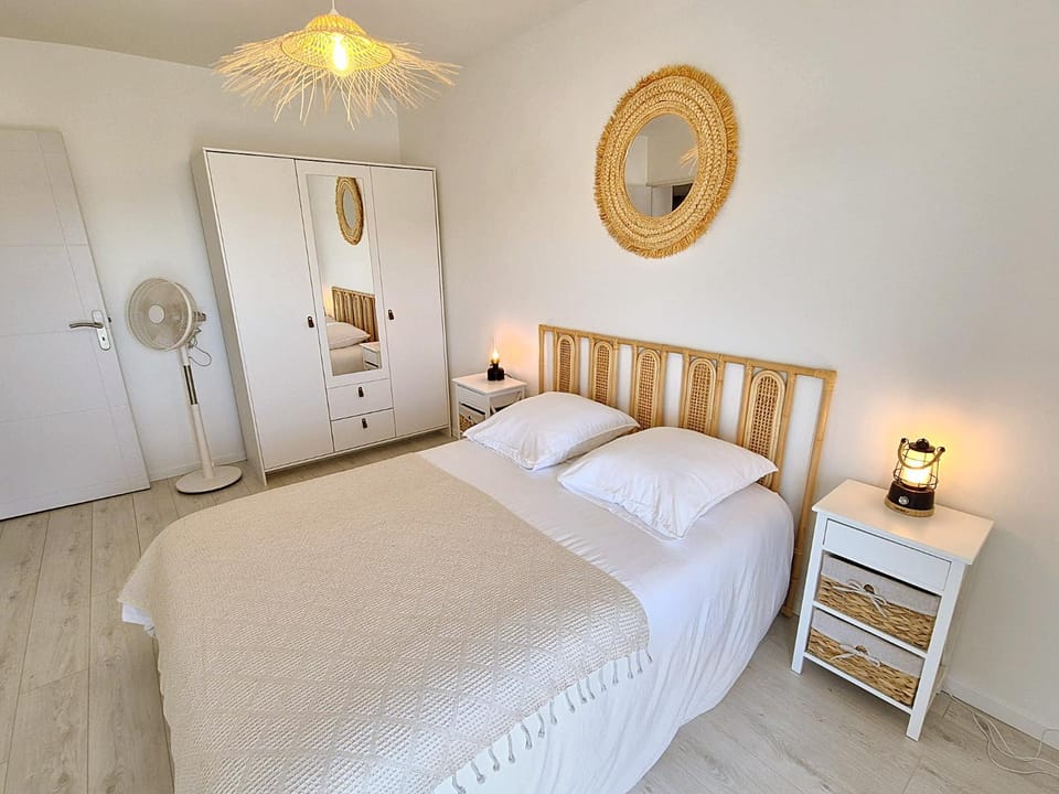 Bed, Photo of the whole room, Bedroom, wardrobe