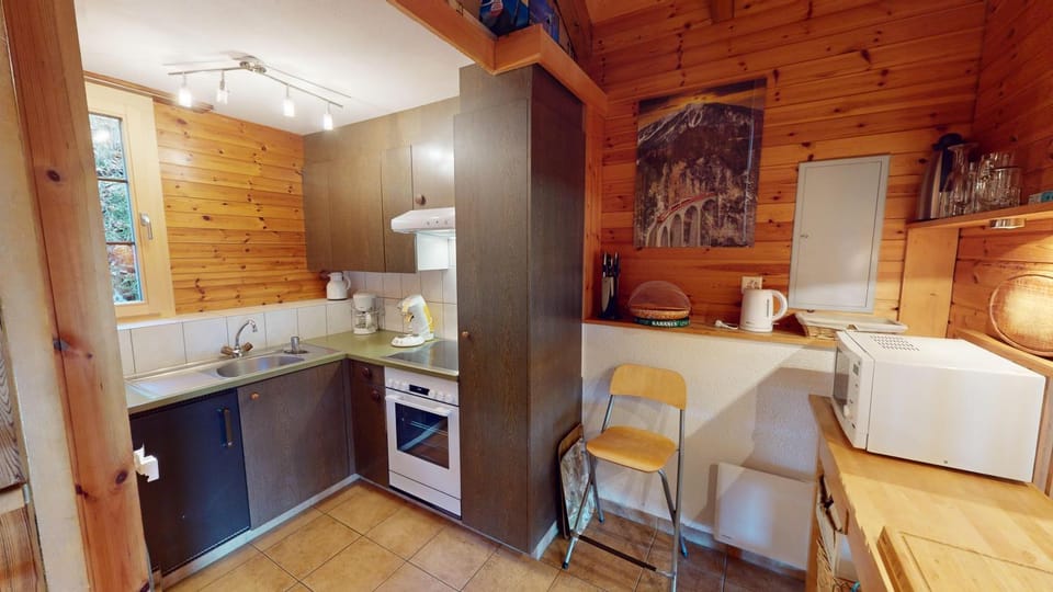 Kitchen or kitchenette, oven