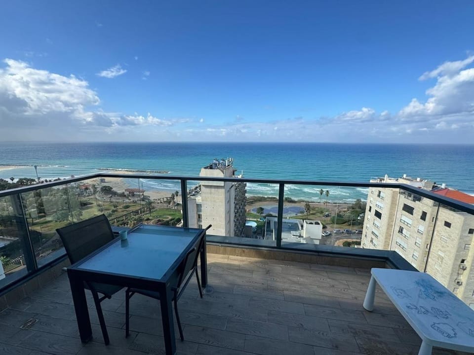 Beautiful Sea View Close to Kikar Apartment in Netanya