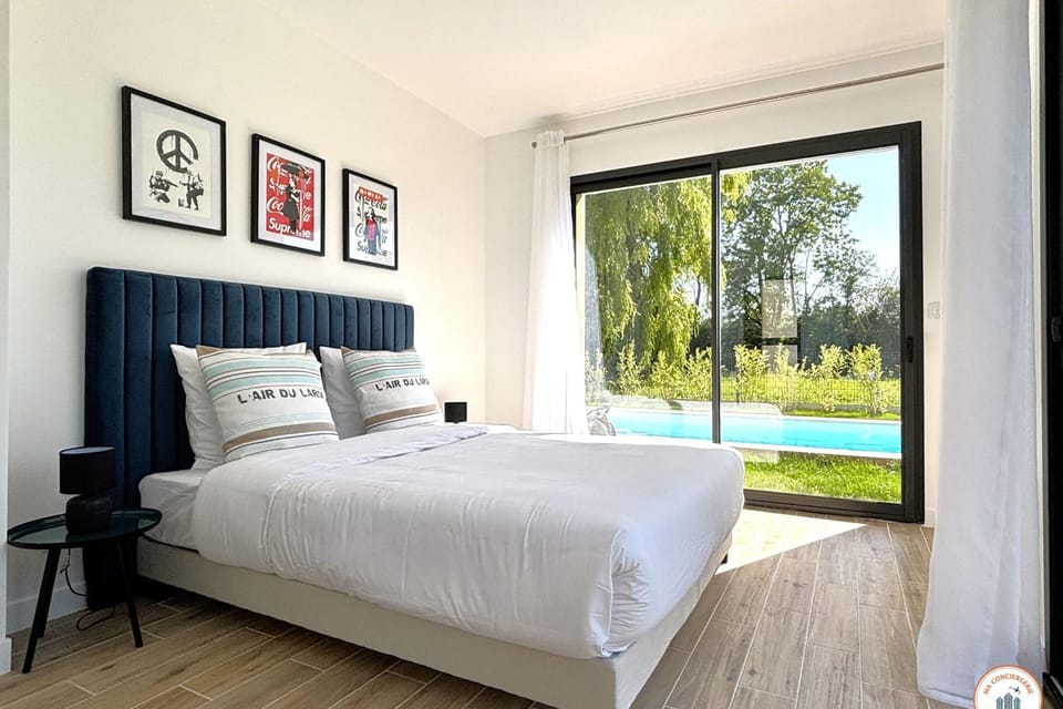 Bed, Bedroom, Swimming pool