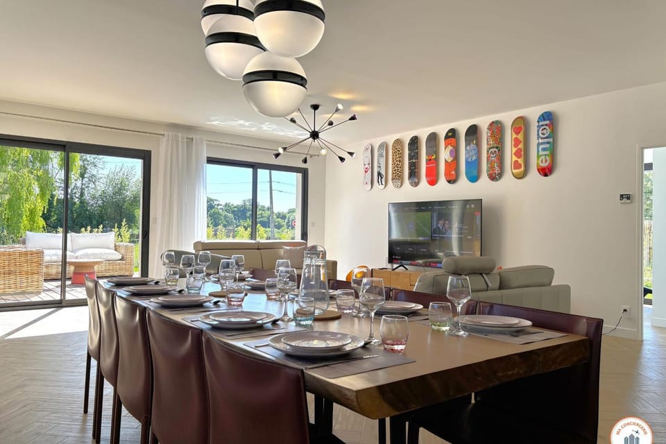 TV and multimedia, Living room, Dining area