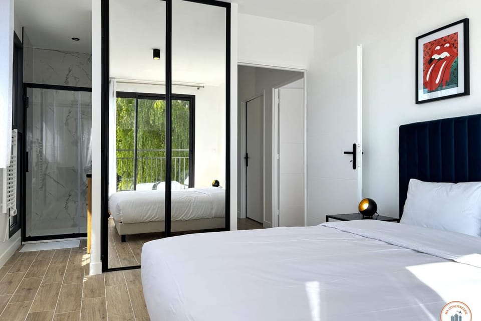 Bed, Photo of the whole room, Bedroom