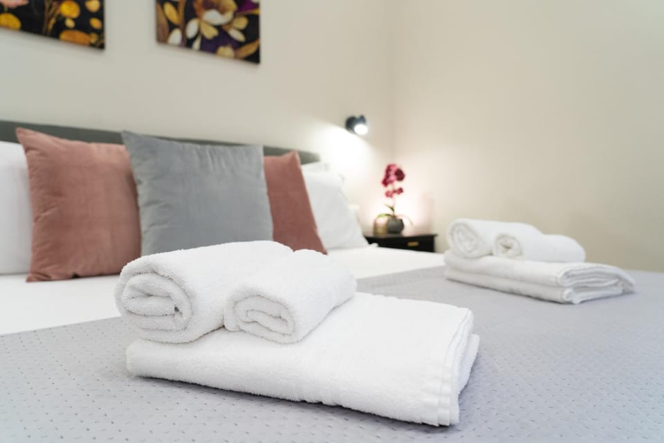 Bed, Photo of the whole room, Bedroom, towels
