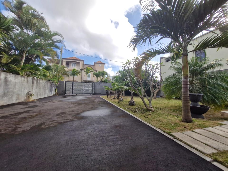 Property building, Day, Garden, Garden, Garden view, Garden view, Parking
