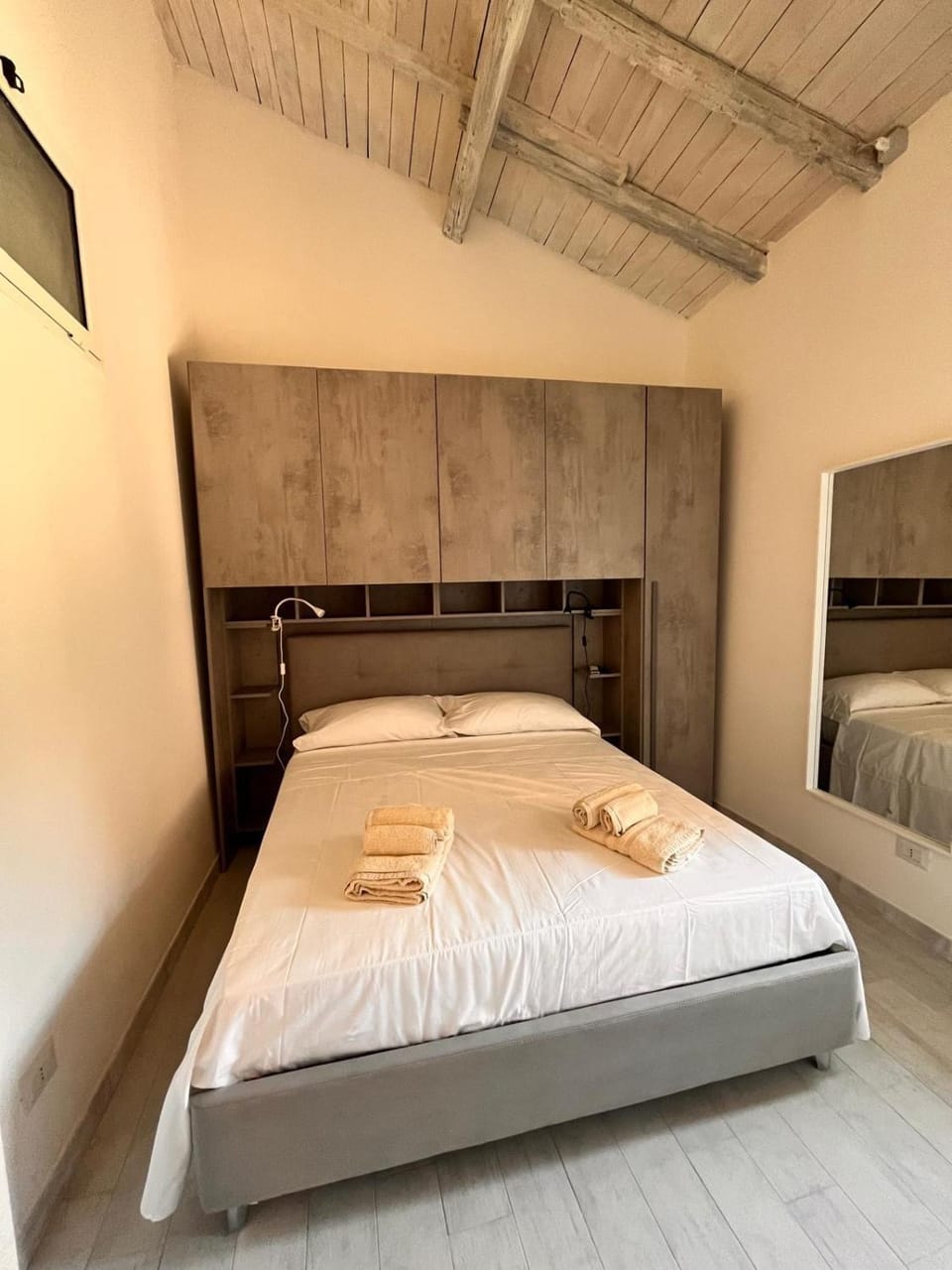 Bed, Bedroom, towels
