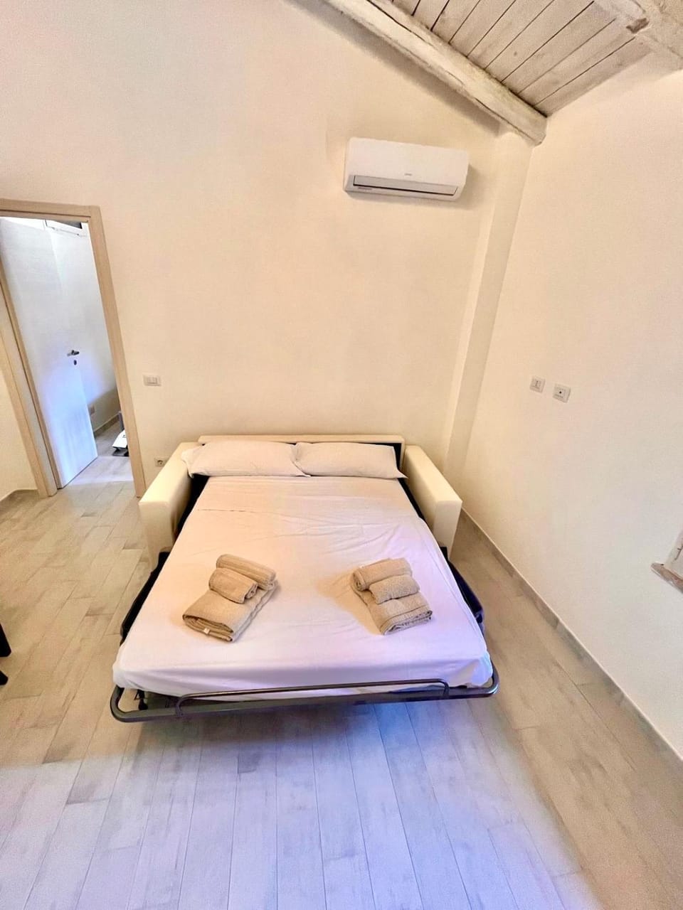 Bed, towels, air conditioner
