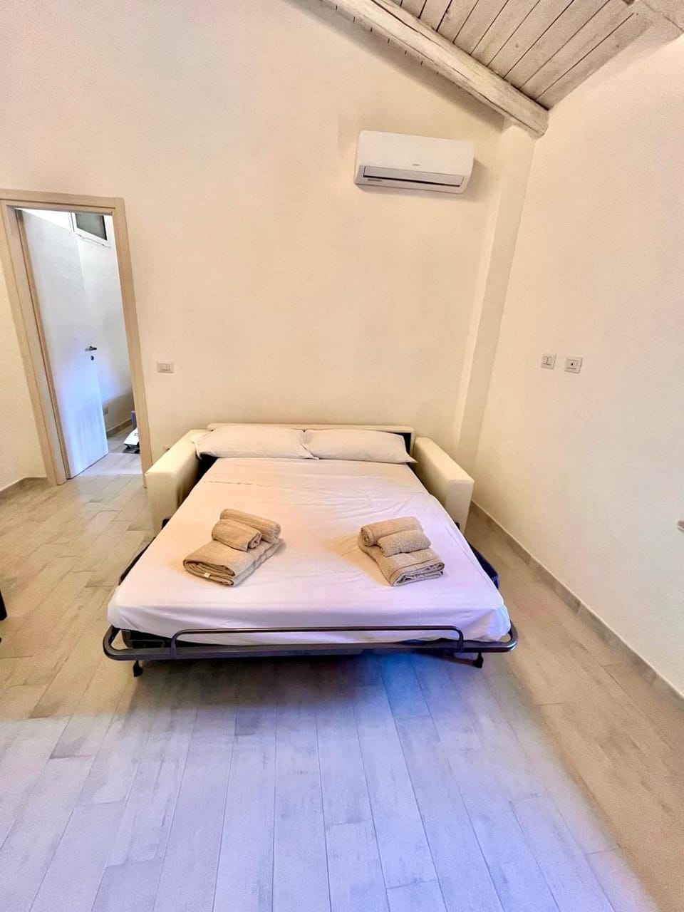 Bed, towels, air conditioner