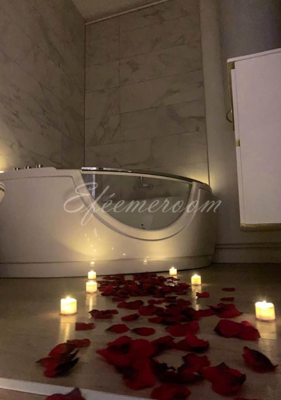 Hot Tub, Bathroom, Decorative detail