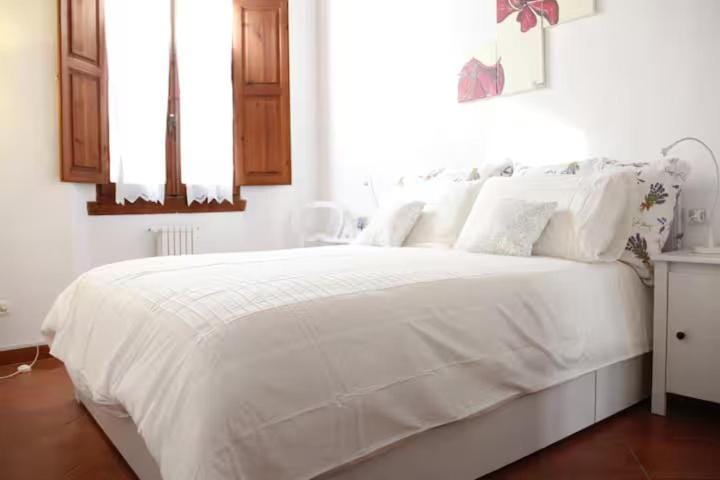 Bed, Photo of the whole room, Bedroom, internet