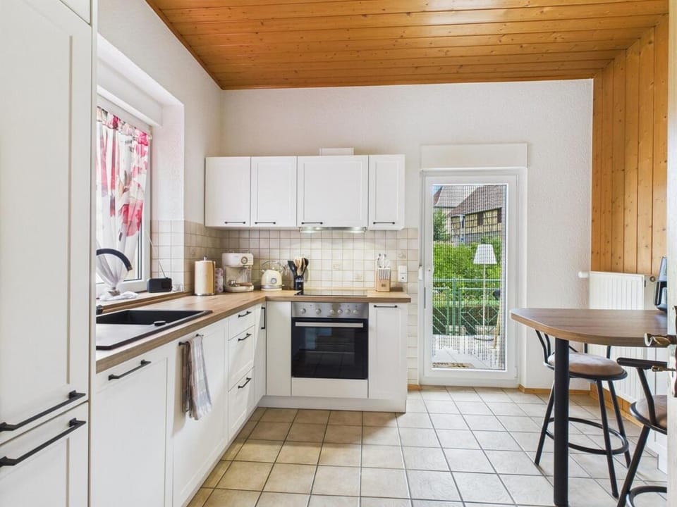 Coffee/tea facilities, Kitchen or kitchenette, dishwasher, oven, toaster