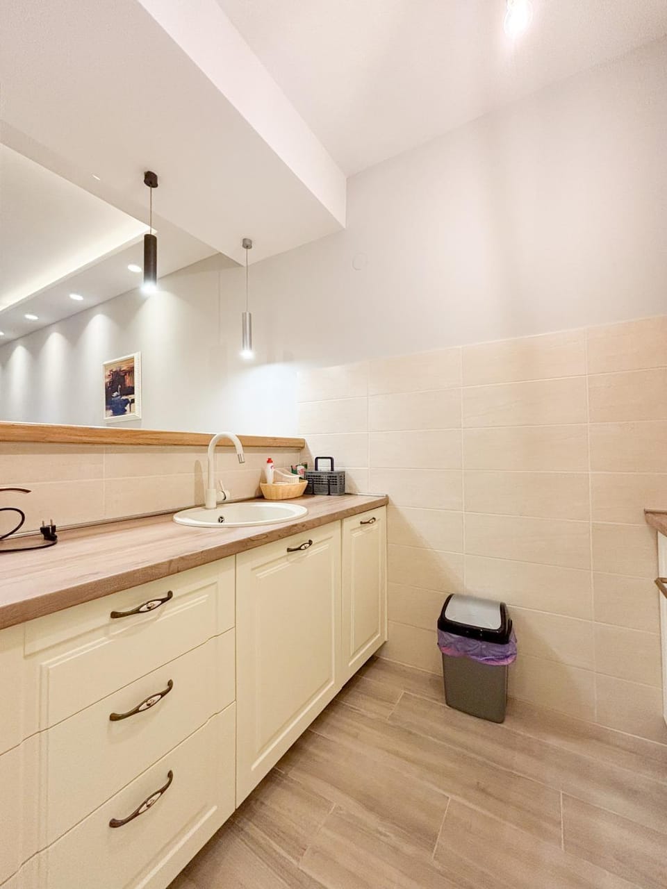Kitchen or kitchenette, minibar, stove, toaster