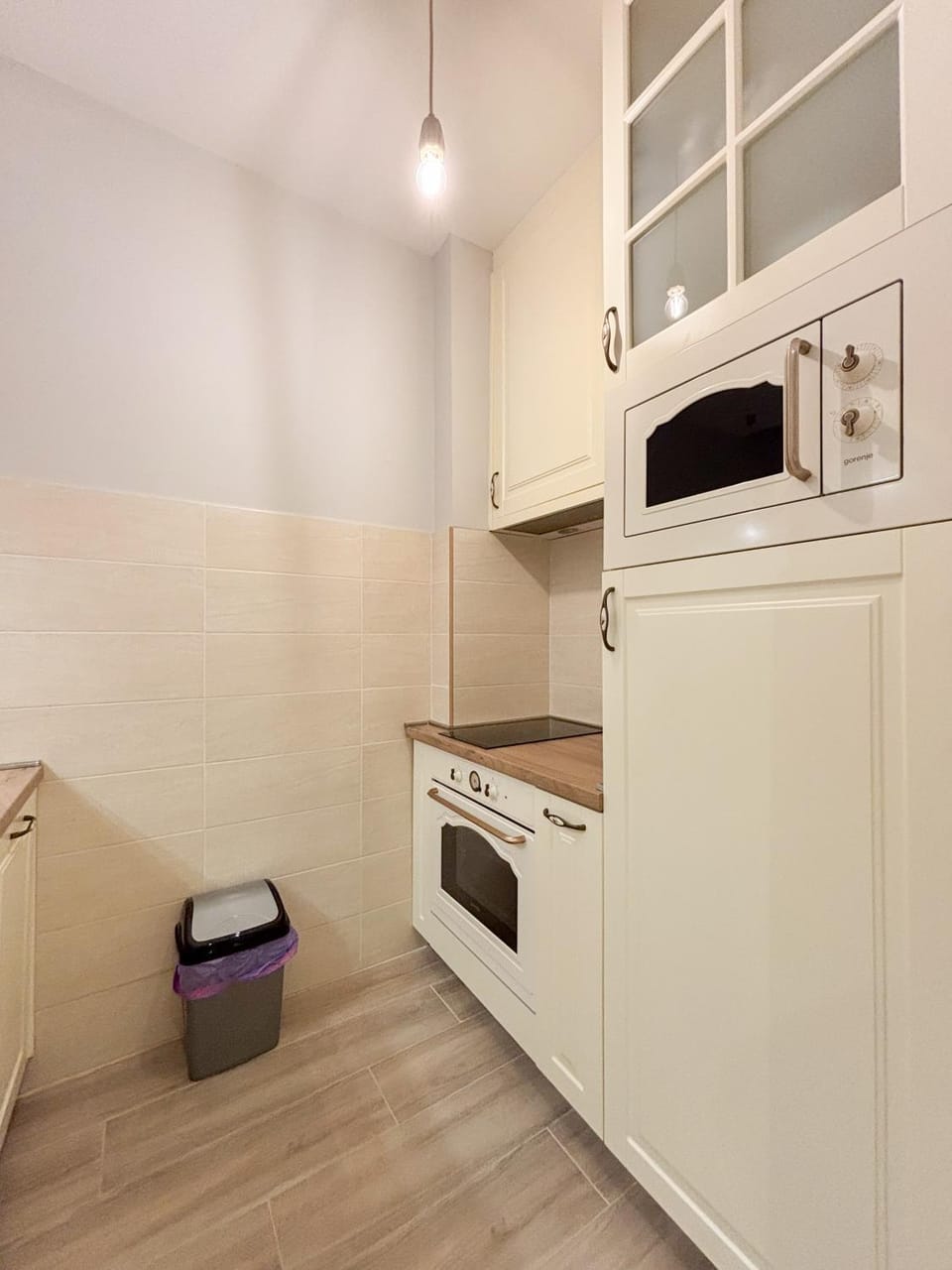 Kitchen or kitchenette, dishwasher, minibar, oven, stove