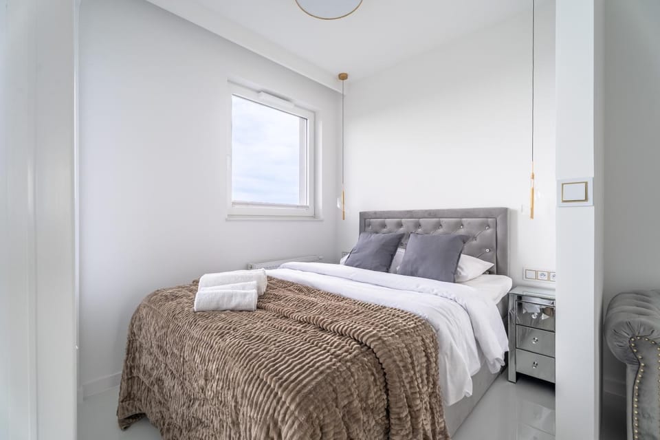 Bed, towels