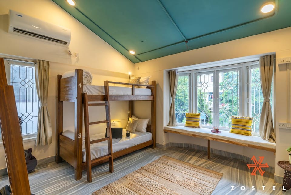 Bed, Photo of the whole room, Bedroom, bunk bed, air conditioner