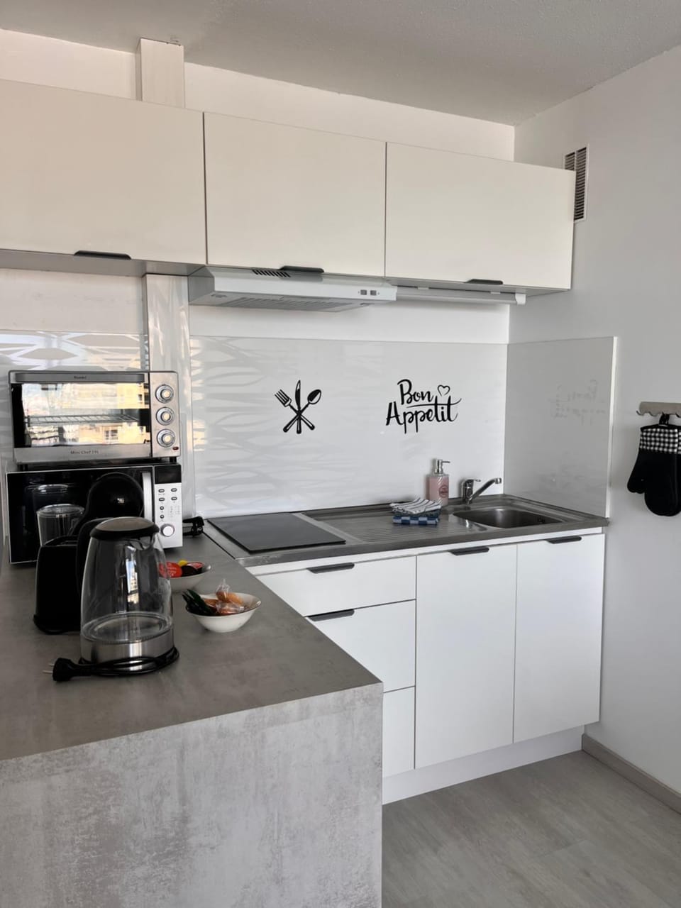 Coffee/tea facilities, Kitchen or kitchenette, stove, toaster