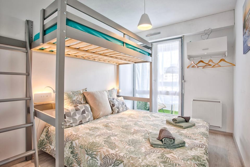 Bed, Photo of the whole room, Bedroom, towels