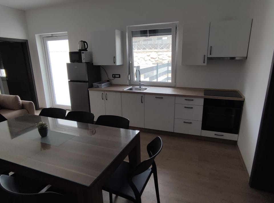Kitchen or kitchenette, Dining area