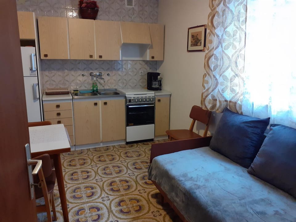 Seating area, oven, kitchen