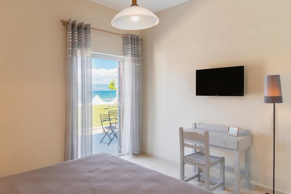 Bed, TV and multimedia, Bedroom, Sea view