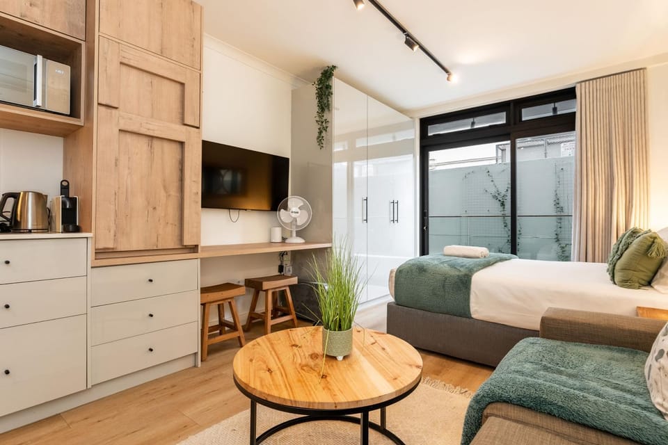 Bed, TV and multimedia, Kitchen or kitchenette, Living room, Photo of the whole room, Seating area, Dining area, Bedroom