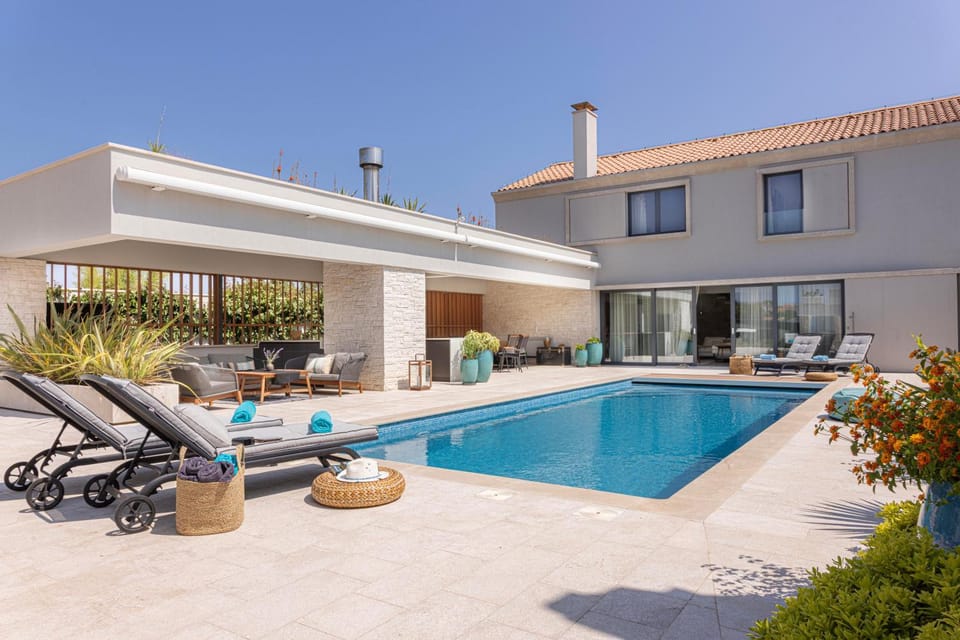 Property building, Patio, Day, Pool view, Swimming pool, sunbed