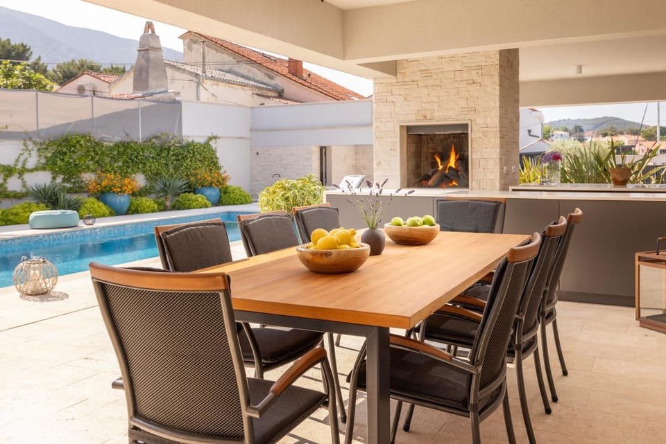 Day, Seating area, Dining area, Pool view, Swimming pool