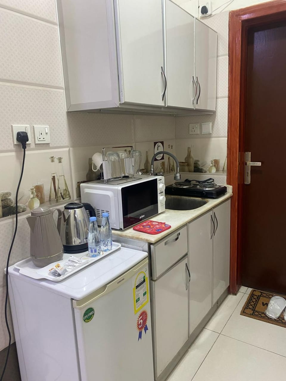 Kitchen or kitchenette, minibar