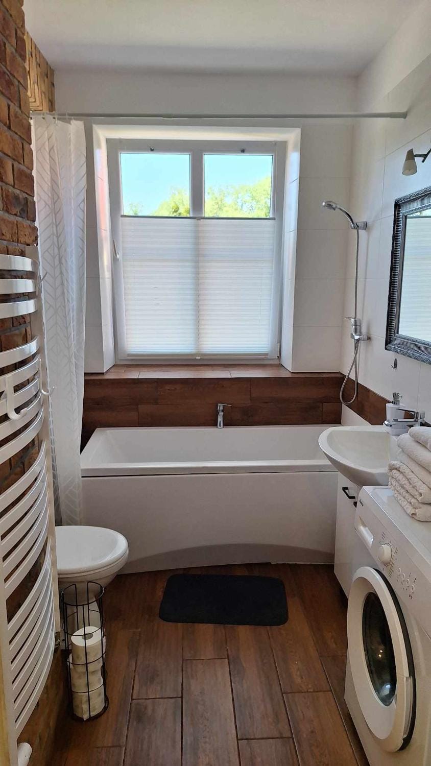 Shower, Toilet, Bathroom, Bath, towels, washing machine