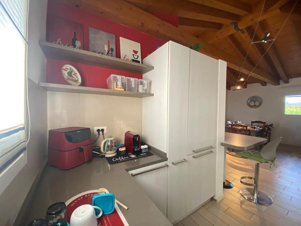 Coffee/tea facilities, Kitchen or kitchenette, oven
