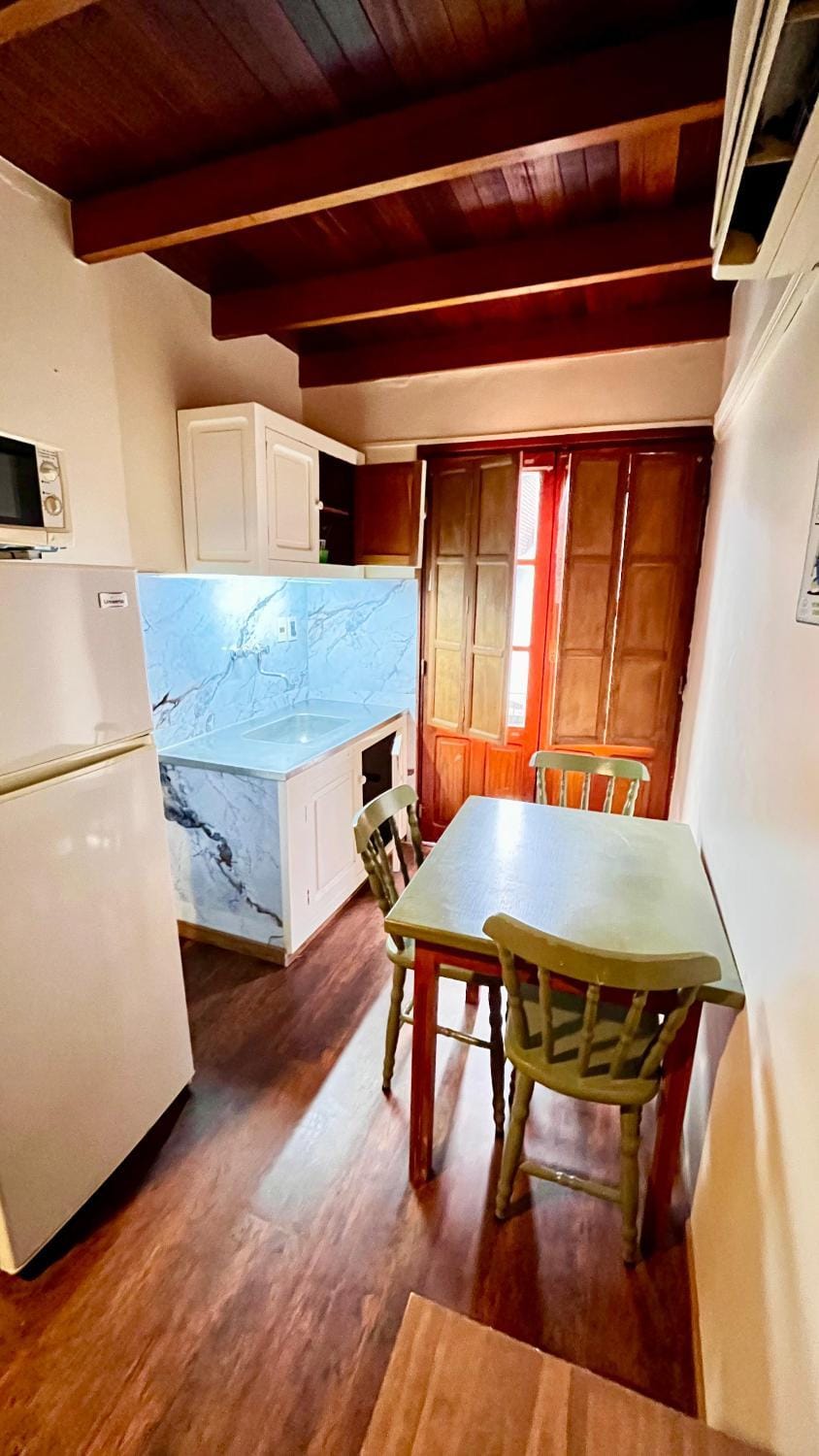Kitchen or kitchenette, Dining area, minibar, stove