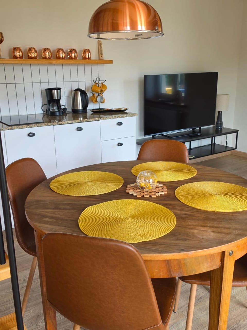 Communal lounge/ TV room, TV and multimedia, Coffee/tea facilities, Kitchen or kitchenette, Living room, Seating area, Dining area, stove