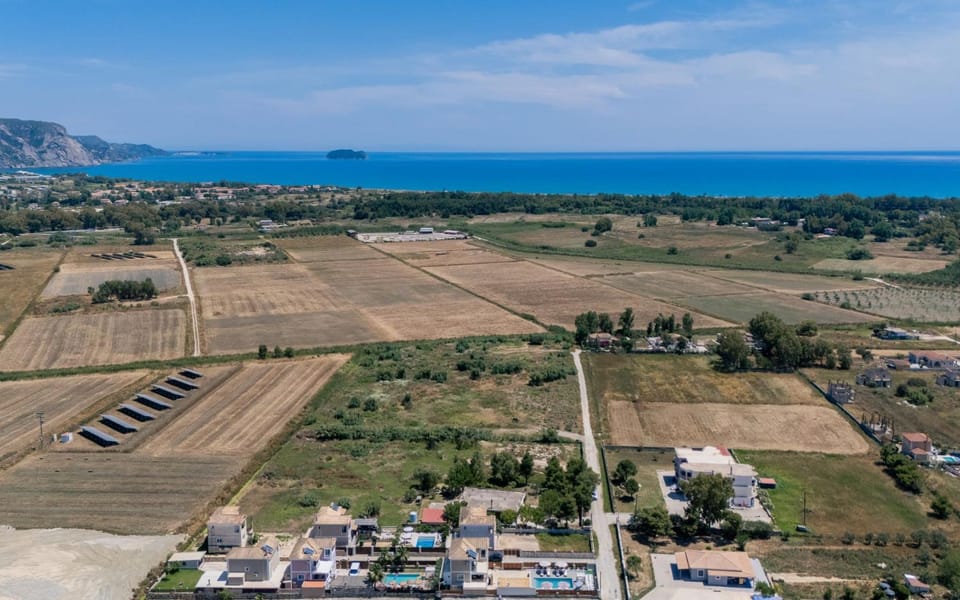 Bird's eye view, Location