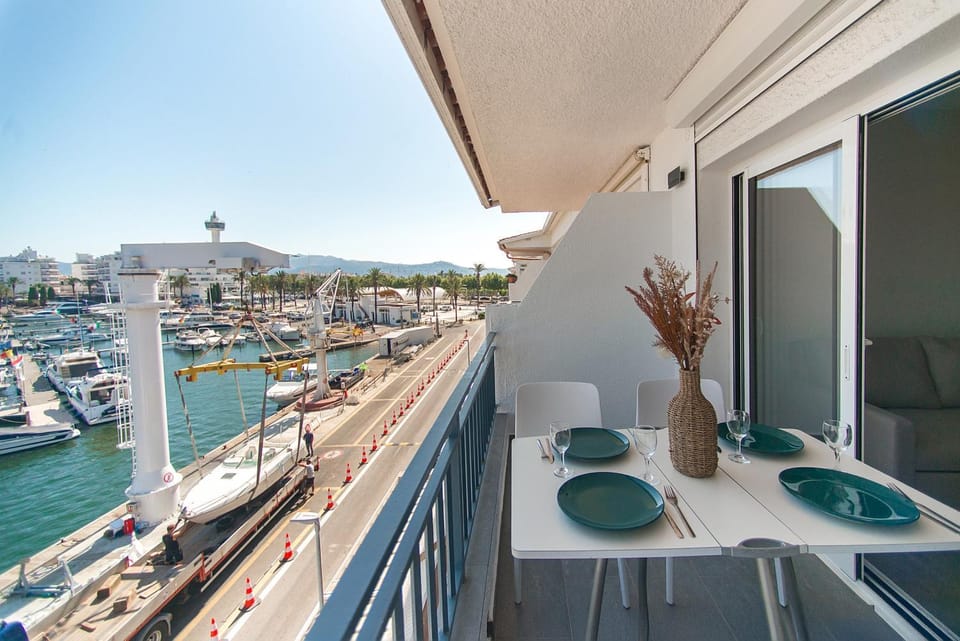 Property building, Balcony/Terrace, Dining area, River view