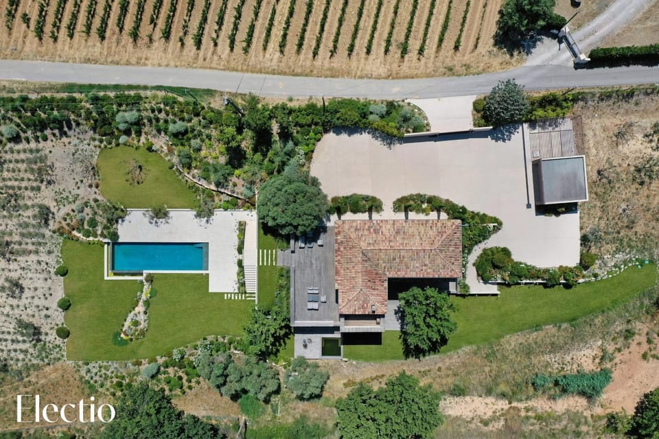 Property building, Day, Natural landscape, Bird's eye view, Garden, Garden view, Pool view, Swimming pool
