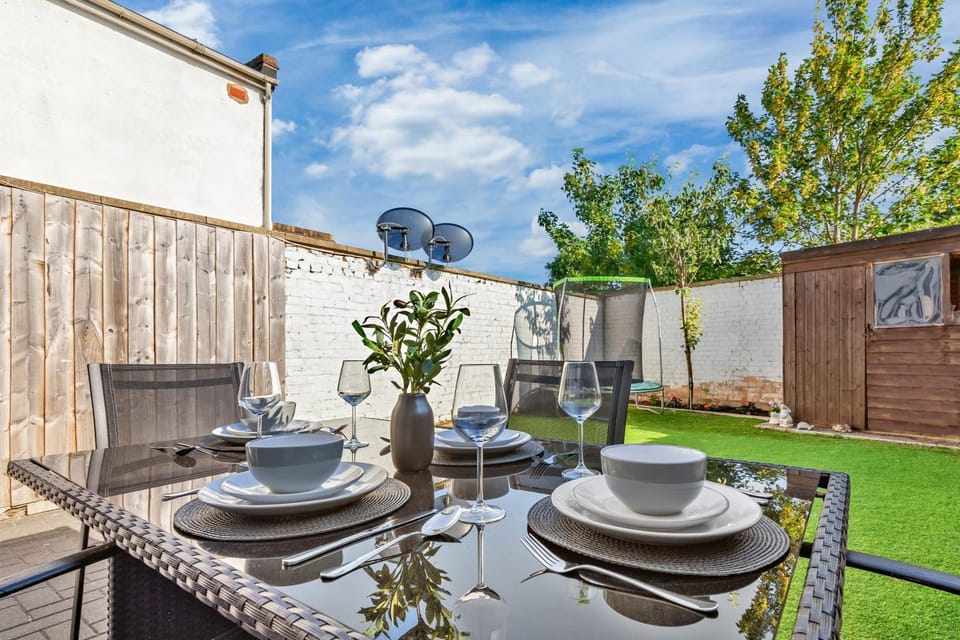 Patio, Garden, Dining area, Garden view