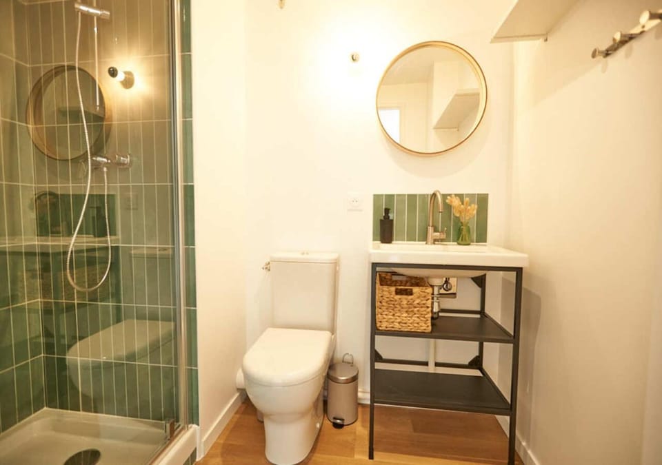 Shower, Toilet, Bathroom, towels