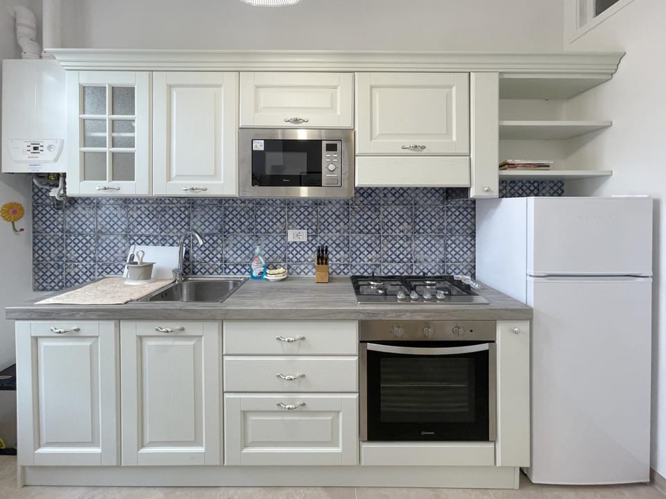 Kitchen or kitchenette, dishwasher, stove