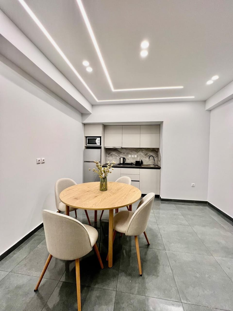 Kitchen or kitchenette, Dining area