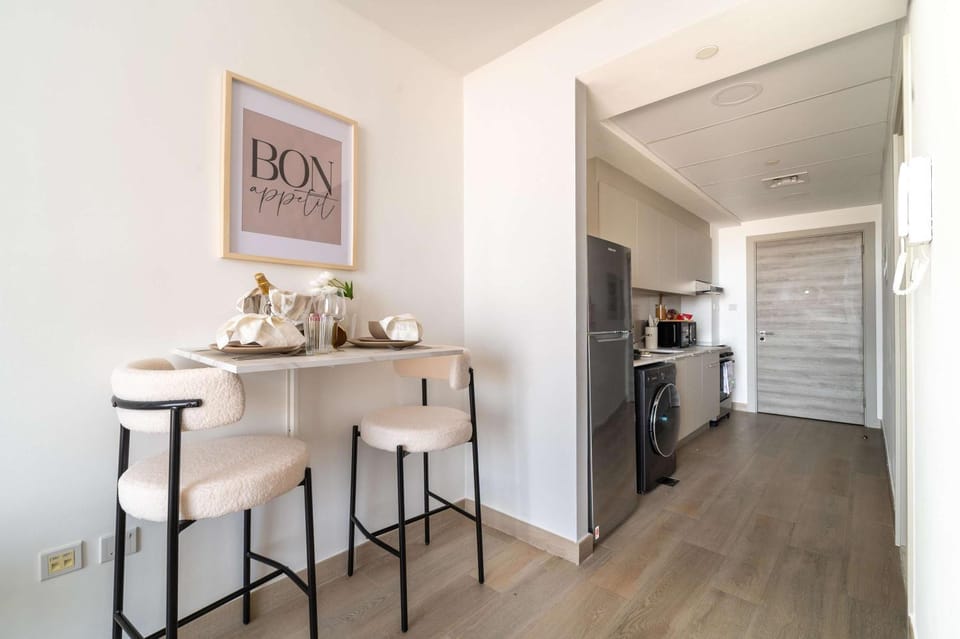 Frank Porter - Bloom Tower C Apartment in Dubai