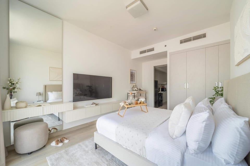 Frank Porter - Bloom Tower C Apartment in Dubai