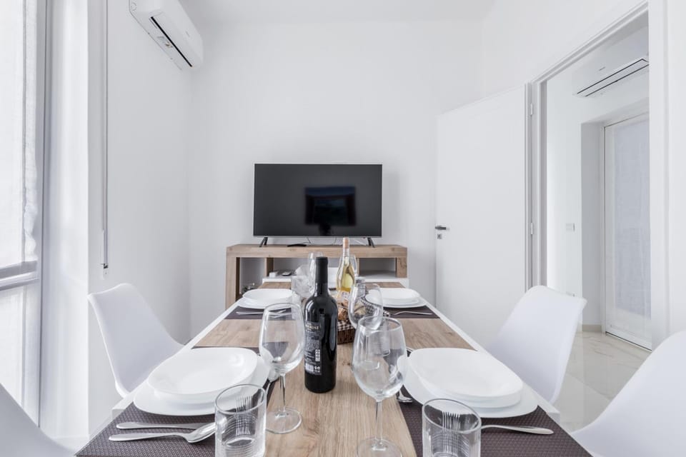 TV and multimedia, Living room, Seating area, Dining area, air conditioner