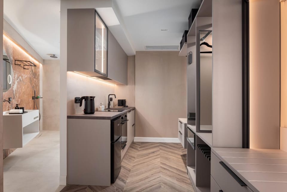 Coffee/tea facilities, Kitchen or kitchenette, oven, stove