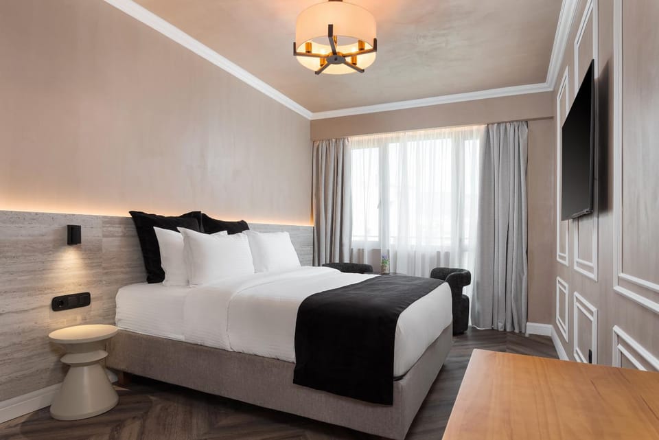 Bed, TV and multimedia, Bedroom