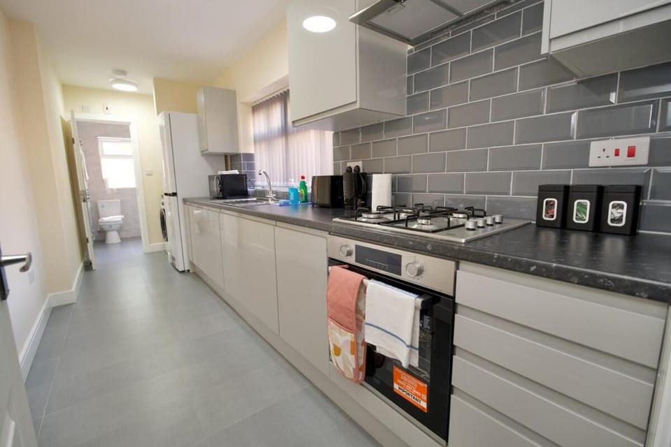 Hastings Manor - Free Netflix, Parking, WiFi & Private Garden House in Coventry